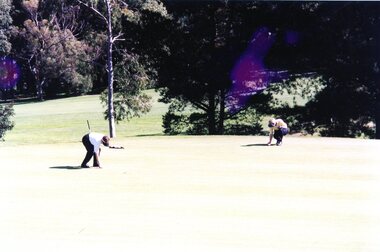 Photograph, Heidelberg Golf Club, Players on the 16th green 2001, 2001