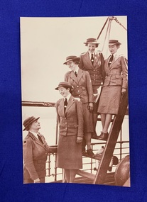 Sepia photograph of 4 AANS boarding ship, smiling and looking down at Matron Grace Wilson Matron in Chief, who is farewelling them. 