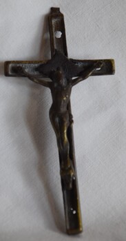 Small moulded crucifix made of brass. 