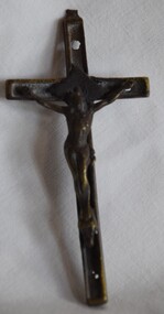 Small moulded crucifix made of brass. 