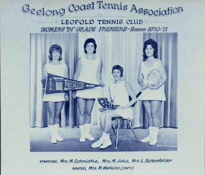Group of tennis players holding racquets.