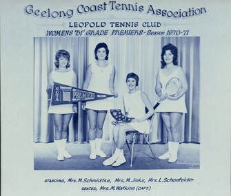 Group of tennis players holding racquets.