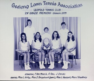 Group of tennis players holding racquets.