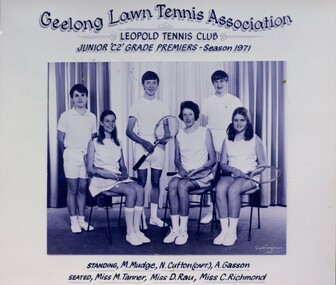 Group of tennis players holding racquets.