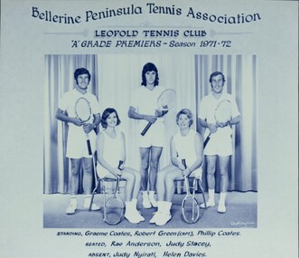 Group of tennis players holding racquets.