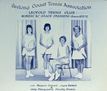 Group of tennis players holding racquets.