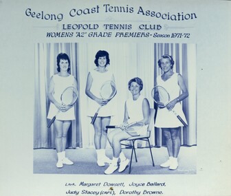 Group of tennis players holding racquets.