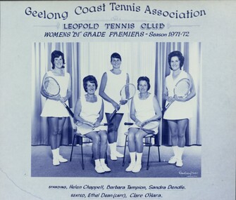 Group of tennis players holding racquets.
