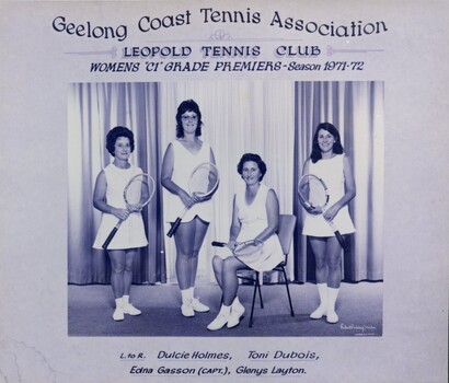 Group of tennis players holding racquets.