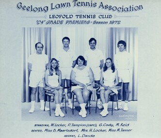 Group of tennis players holding racquets.