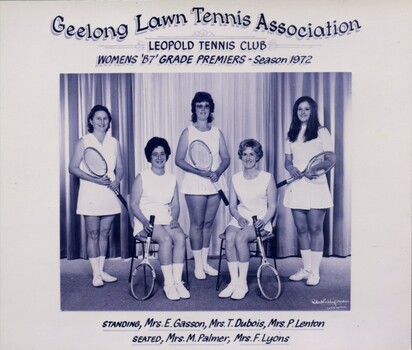 Group of tennis players holding racquets.