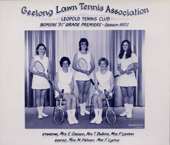 Group of tennis players holding racquets.