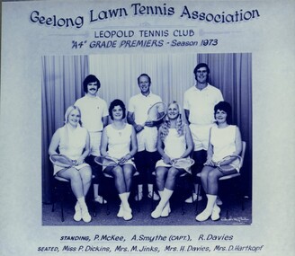 Group of tennis players holding racquets.