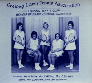 Group of tennis players holding racquets.