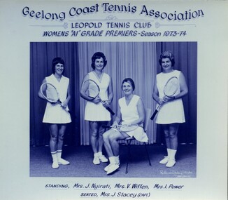 Group of tennis players holding racquets.