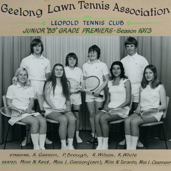 Group of tennis players holding racquets.