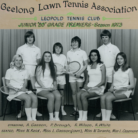 Group of tennis players holding racquets.