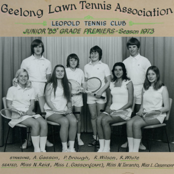 Group of tennis players holding racquets.