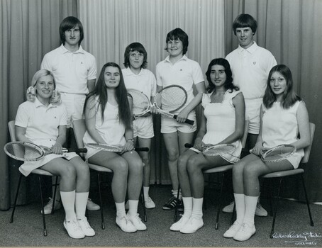 Group of tennis players holding racquets.