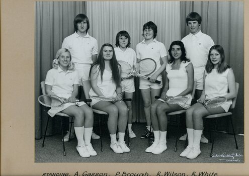 Group of tennis players holding racquets.