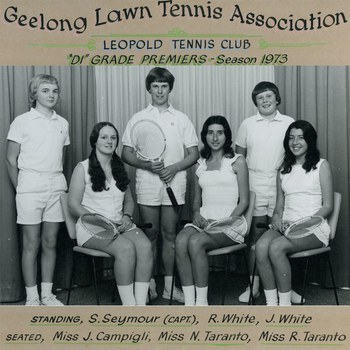 Group of tennis players holding racquets.