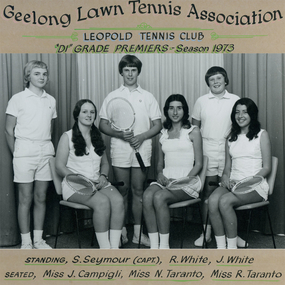 Group of tennis players holding racquets.
