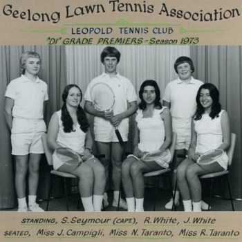Group of tennis players holding racquets.