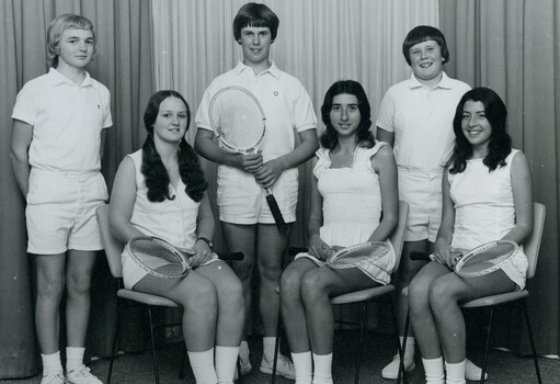 Group of tennis players holding racquets.