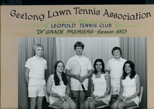 Group of tennis players holding racquets.
