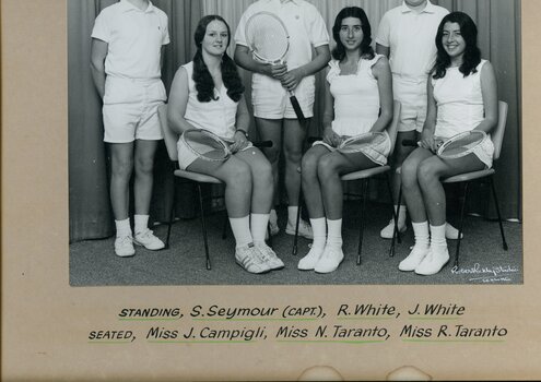 Group of tennis players holding racquets.