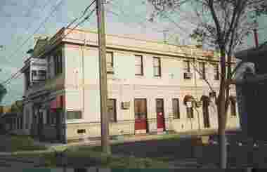 Photograph - Carrington Hotel, Brunswick West, Laurie Cunningham, 2001