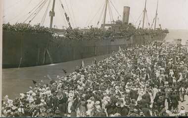 Photograph - Copy print of crowds farewelling the Medic at Port Melbourne, 16 Dec 1916
