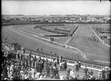 Photograph, Bull, Hugh Jones, 1897-1993, The new straight at Moonee Valley Race Course