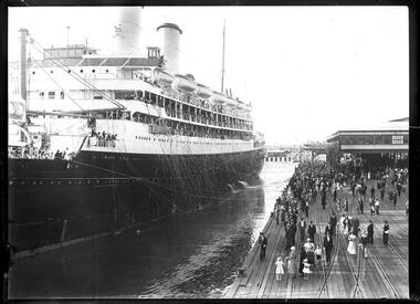 Photograph, Bull, Hugh Jones, 1897-1993, RMS Orford departing from Station Pier, Port Melbourne