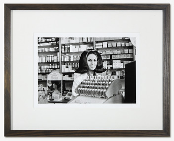 Rennie Ellis, Cosmetic salesgirl, Toorak, c. 1970