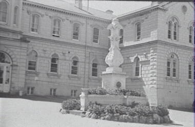Negative - Bendigo Base Hospital - Fountain, Allan Doney, 1950 -1970