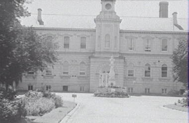 Negative - Bendigo Base Hospital - Fountain, Allan Doney, 1950 -1970