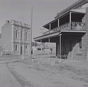 Negative - Castlemaine - Town Hall Hotel, Allan Doney, 1950 -1970