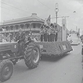 Negative - Bendigo Easter Fair - Float, Allan Doney, 1950 -1970