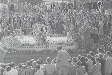 Negative - Bendigo Easter Fair 1954 - Parade - Float, Allan Doney, 1950 -1970