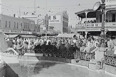 Negative - Bendigo Easter Fair 1962 - Fountain, Allan Doney, 1950 -1970