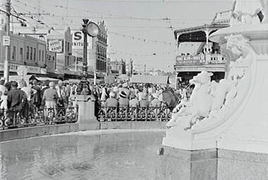 Negative - Bendigo Easter Fair 1962 - Fountain, Allan Doney, 1950 -1970