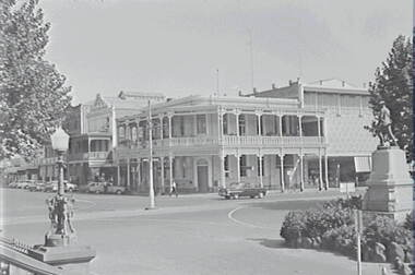 Negative - ANZ - Soldiers statue Bendigo - Myer, Allan Doney, 1950 -1970