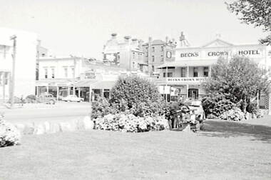 Negative - Hargreaves Street Bendigo - Town Hall Gardens - Becks Crown Hotel, Allan Doney, 1950 -1970