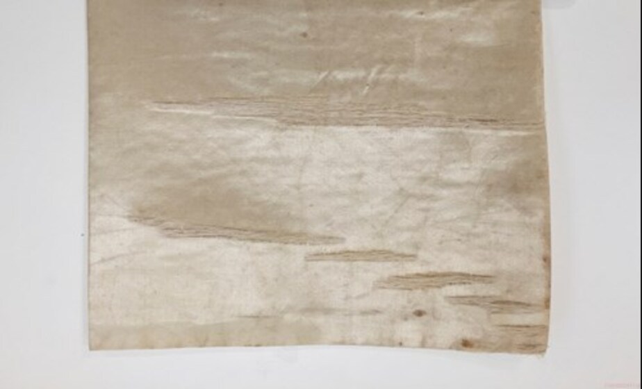  Detail of satin trim after treatment showing the stabilised areas of splitting