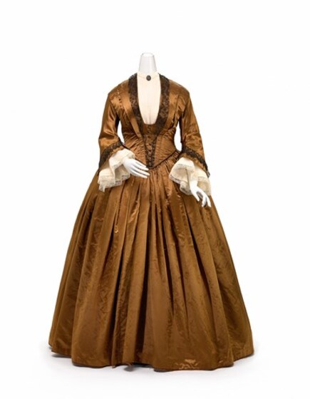 Golden dress on a mannequin seen from front