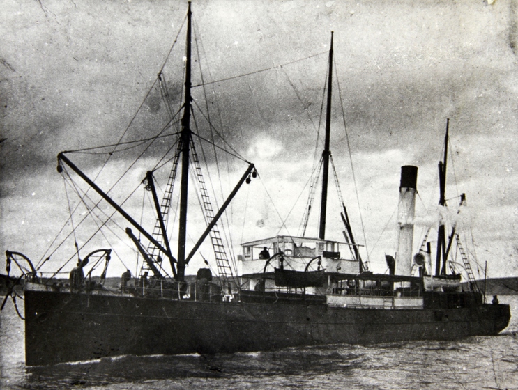 Image of steamer ship in black and white