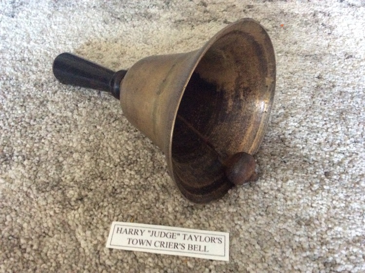 Hand bell in bronze with black handle