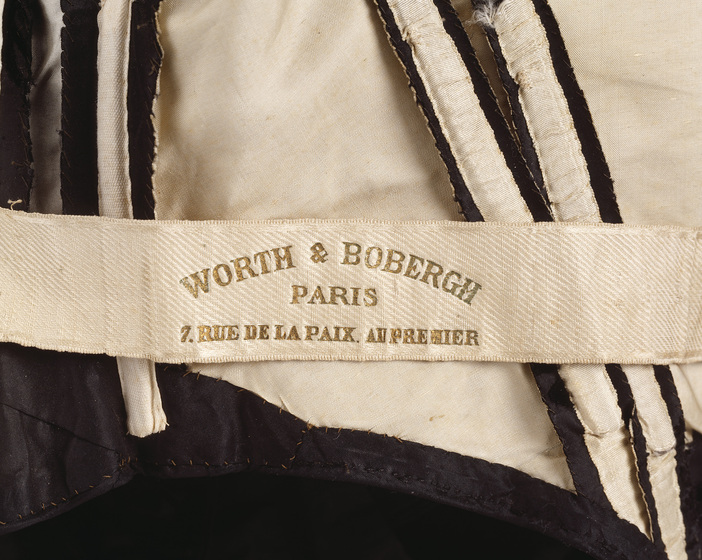 Clothing label with the wording 'Worth & Robergh Paris Rue De La Paix Au Premiere'