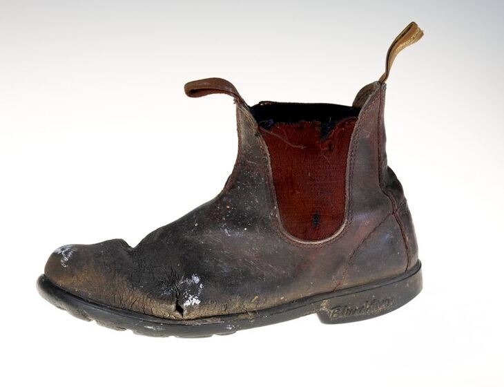 One leather very worn Bluntstone boot.